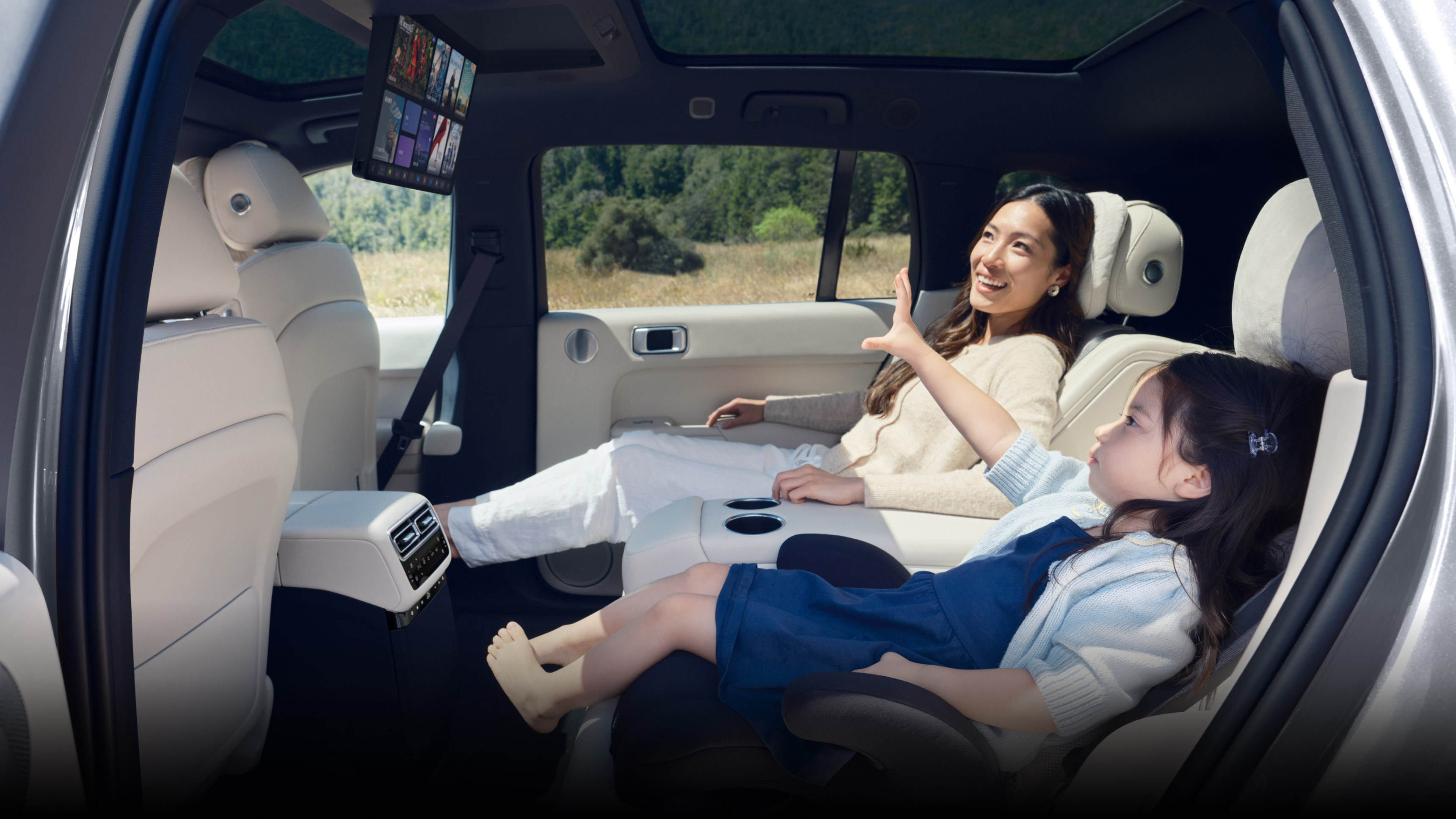 Li Xiang Tong Xue can chat with multiple passengers in the vehicle and respond to commands from multiple passengers at the same time. You can talk naturally with the vehicle as you would with a person.