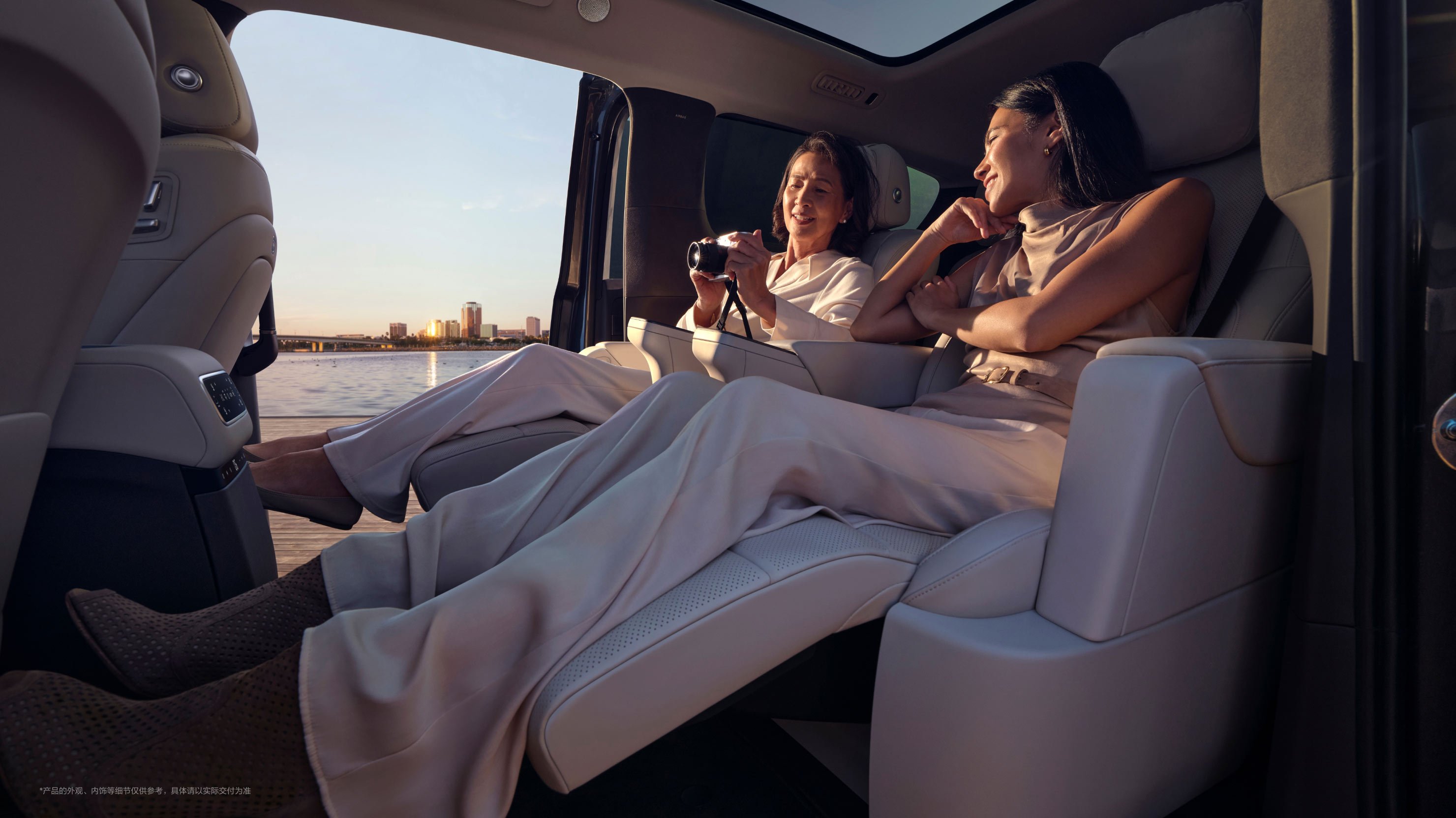 Second-row dual independent large sofa seats.